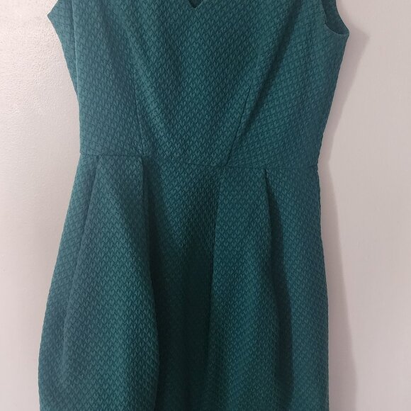Green sleeves dress with heart pattern - Picture 6 of 7